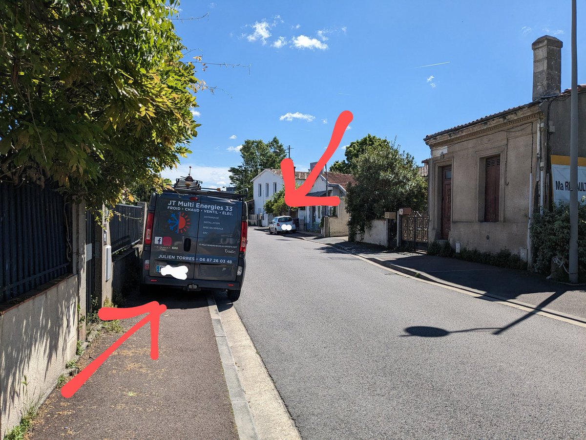 Tellement pratique quand il y a une voiture #GCUM de chaque côté du trottoir ! 😬😡 <a href="/VilleduBouscat/">Ville du Bouscat</a> <a href="/GwenaelLamarque/">Gwénaël LAMARQUE</a> #QuartierGodardJeanJaures