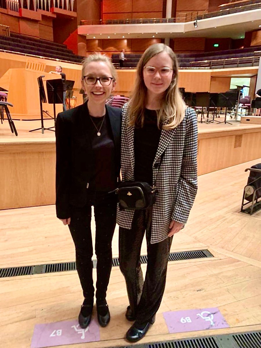 Such a wonderfully inspiring concert with @annalapwood at @BridgewaterHall last Sunday! Absolutely breathtaking performance!
Now, our Laura wants to play organ as well… #playlikeagirl #inspiration 
@VH_Chethams