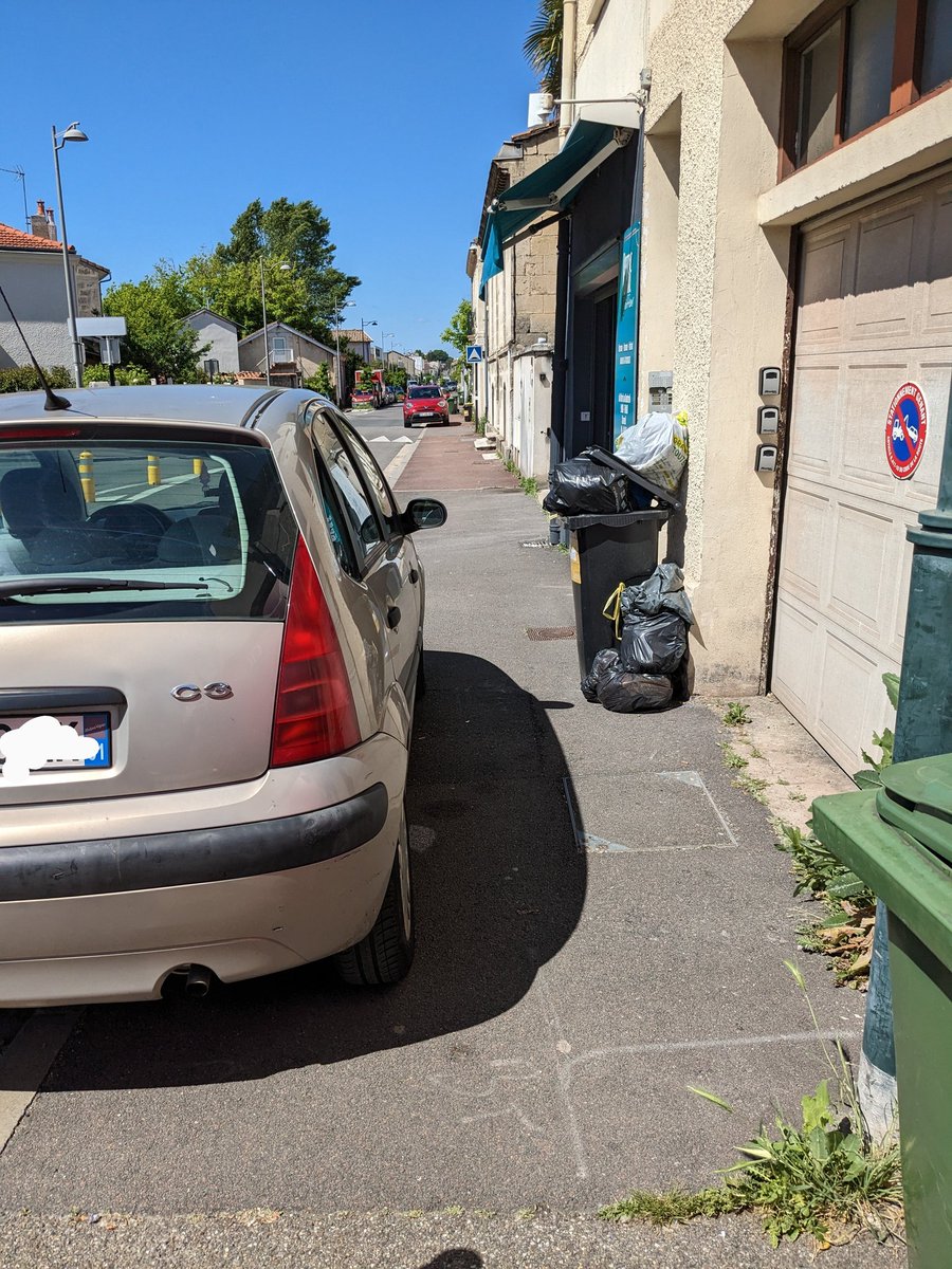 C'est si agréable de se faufiler entre la voiture #GCUM et la poubelle débordante... 🤮😔 <a href="/VilleduBouscat/">Ville du Bouscat</a> <a href="/BxMetro/">Bordeaux Métropole</a> <a href="/Bordeaux/">Bordeaux</a> <a href="/GwenaelLamarque/">Gwénaël LAMARQUE</a>