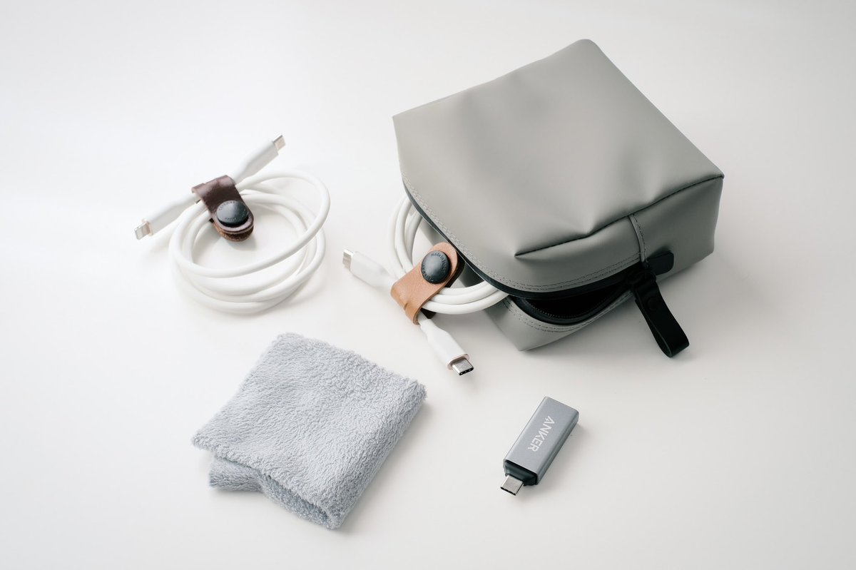 __efiL's tweet photo. TOFT POUCH(タフトポーチ)がマジで良すぎる件。
見た目がミニマルでスクエアなシルエットもお洒落だし、耐水性があるからガジェットもしっかり守ってくれるし、3つの内ポケットで中身の仕分けもできるし、ホントに最高のポーチなんよ。優勝🤞
#aso #asoupdate #レジルハッシュタグキャンペーン https://t.co/fQwRgf0IF9