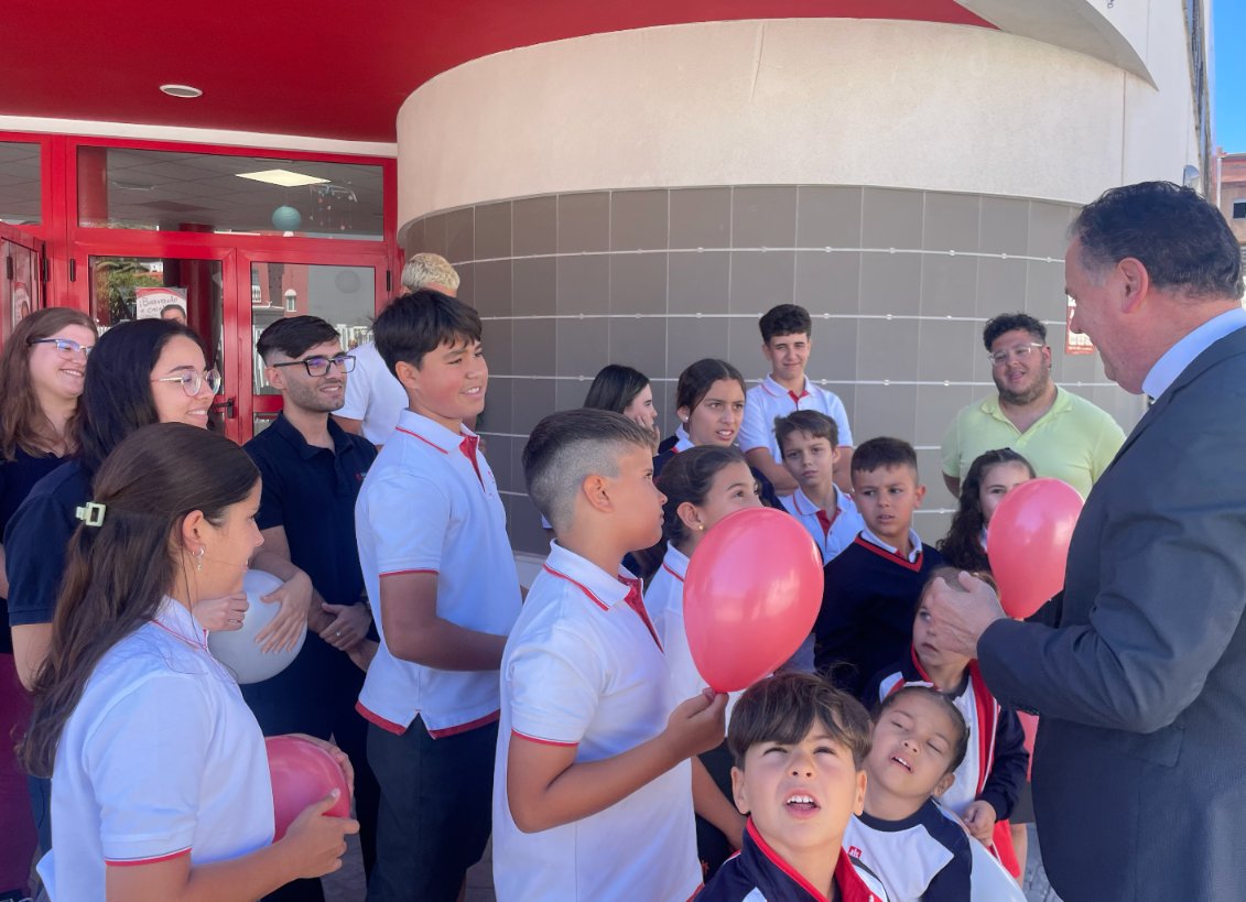 <a href="/RettorMaggiore/">Don Ángel F. Artime</a> <a href="/salesianosLC/">Salesianos La Cuesta - #ProtagonistasDeLaHistoria</a> 🇮🇨 #BienvenidoACasa: <a href="/SalesianosLC/">Salesianos La Cuesta - #ProtagonistasDeLaHistoria</a> se vuelca con la visita del <a href="/RettorMaggiore/">Don Ángel F. Artime</a> 

🗣️“Estoy muy contento por visitar Canarias por primera vez”

🤳Accede a la galería
photos.app.goo.gl/CKz7W5bTmAzDRG… 

 Sigue la retransmisión en este hilo y en la web  🧶👇salesianos.info/visitadelrecto…