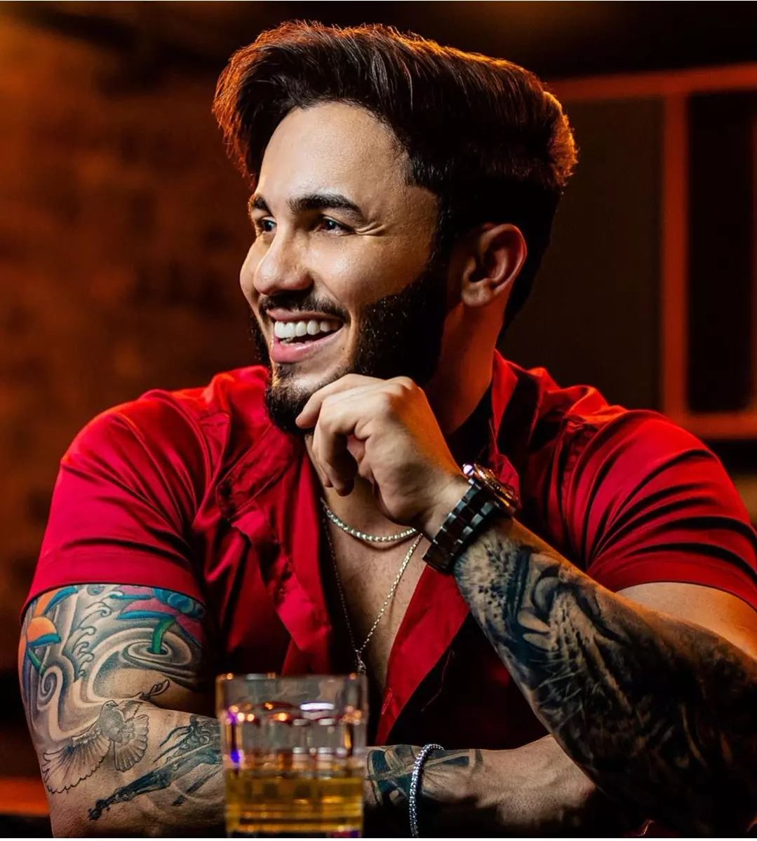 diretoriawa's tweet photo. Quem acertar o nome desse cantor, tá liberado pra tomar uma hoje! 😂🍻
#dvd10sinais #wallasarrais https://t.co/tDah8f8Jm3