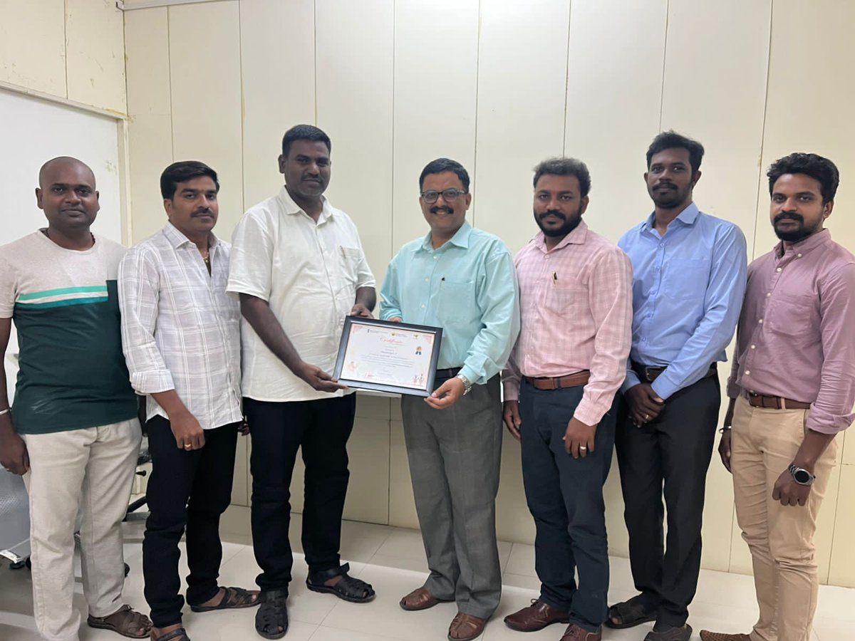 Puducherry VLE Mr. Balamurugan receiving TOP PERFORMER award for PMFBY from Ministry of Agriculture &amp; Farmers Welfare, Government of India.
State Head Shri Vinod Kuriakose handed over the certificate on behalf of Joint Secretary &amp; CEO, PMFBY <a href="/CSCegov_/">CSCeGov</a> <a href="/ceo_csc/">CEO_CSC e-Governance</a> <a href="/csc_south/">Vinod Kuriakose</a>