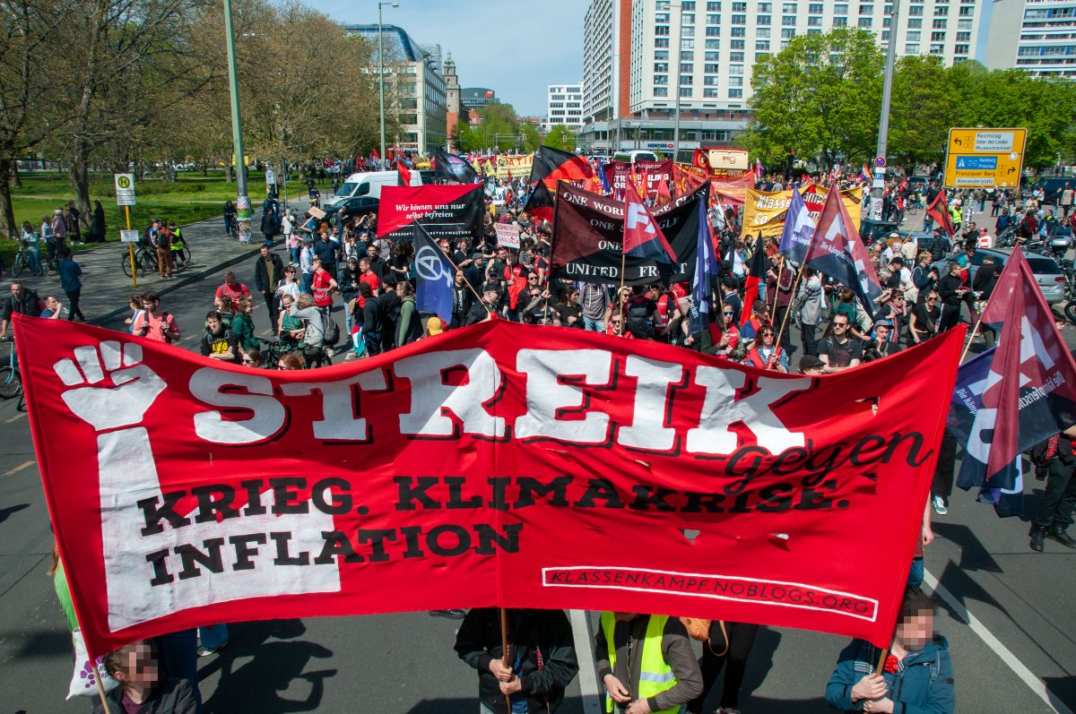 Klassenkampf_B's tweet photo. Bei der Gewerkschaftsdemo am #1Mai in Berlin beteiligten sich mehrere hundert Menschen am klassenkämpferischen Block. Hier findet ihr einen Bericht mit Fotos und Videos: https://t.co/UIAjSajTjI
#b0105 https://t.co/CNEjUcEulJ