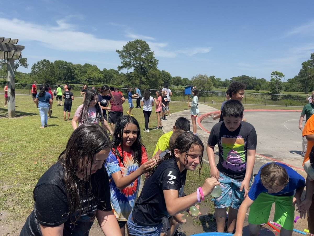 MsJamail's tweet photo. Leading up to the Science STAAR I gave students a 54 pg review packet. 4 every page completed, they got a 🎟️ for a water 🎈Yesterday, we had our water 🎈 fun. Today, we pass the STAAR test! Regardless of the outcome, I’m so proud of how much work these kids put in! https://t.co/GkmPHkCrUi