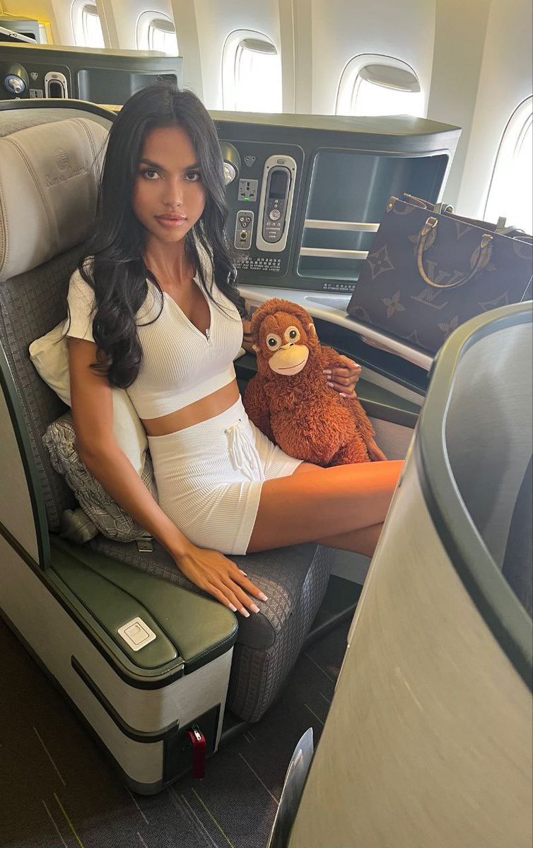 vixen_pop's tweet photo. I travel so my life isn’t disrupted by routine. 😍🤍💕 https://t.co/CnW02PD8XG