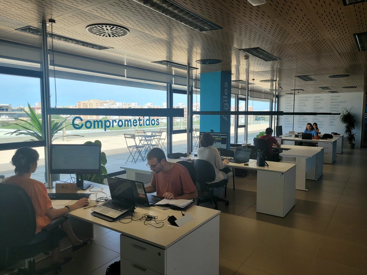 ¡Arranca mayo en el coworking de #Incubazul! La incubadora de @ZFCadiz ofrece alojamiento físico o en remoto, oficinas individuales o compartidas, salas de reuniones y formación y un laboratorio con maquinaria, para impulsar las iniciativas. Inscripción:bit.ly/44ibXGK