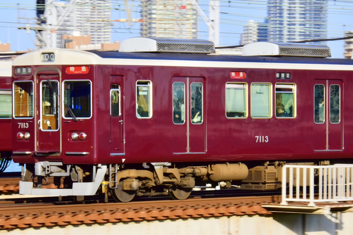 SNOOPY1T0K4's tweet photo. 淀川で良いの撮れました👍
🟥特急新開地 7013f
⬛️普通 大阪梅田 8008f
⬛️普通 西宮北口 7003f
🟨通勤急行 神戸三宮 7000f ✨
#阪急電車 #7013f #8008f #7003f #7000f https://t.co/mojDz2shOR
