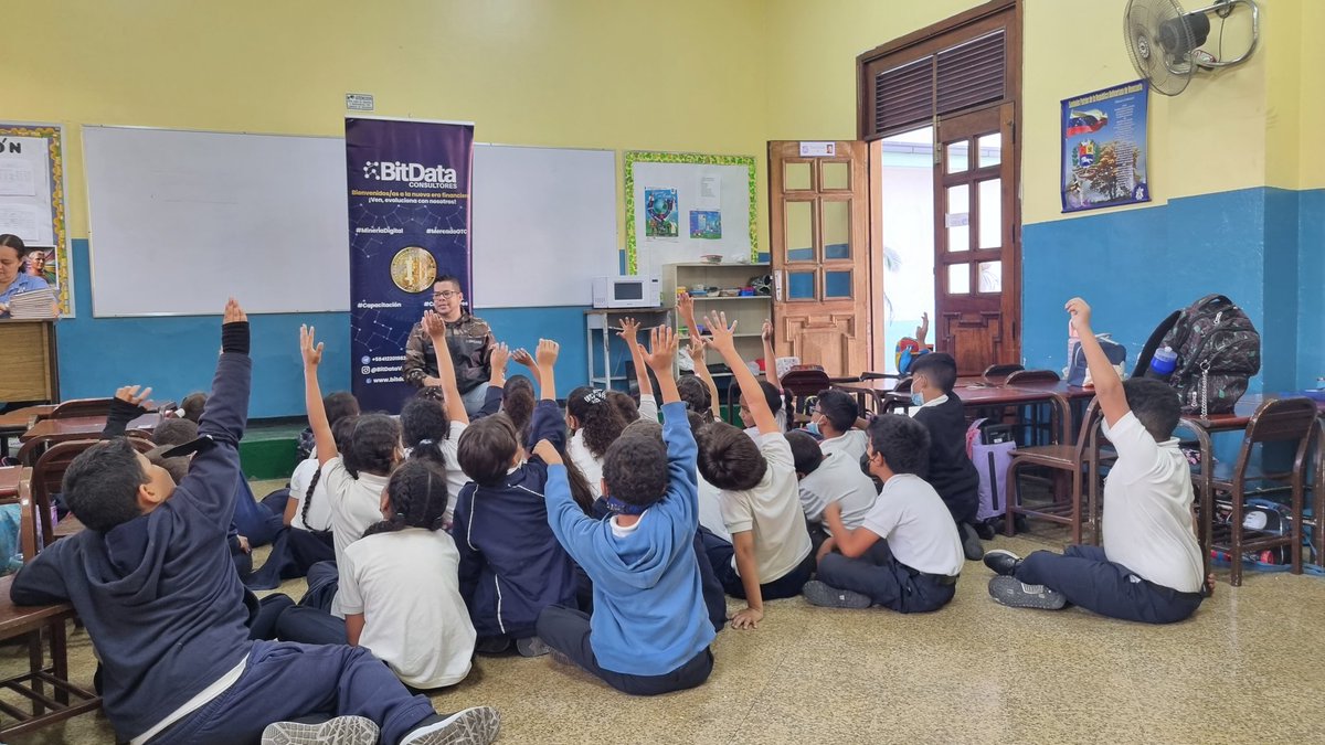 JblancoB's tweet image. Por aquí, mi grano de arena en un Colegio, atendimos a más de 300 niños y niñas, de 1ro a 5to año.

Si se puede, cuando uno quiere!

#CriptosAlCole #BitData 🚀
#2May