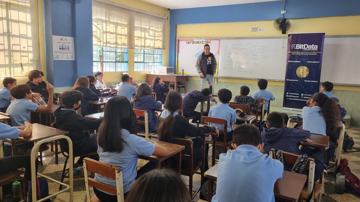 JblancoB's tweet image. Por aquí, mi grano de arena en un Colegio, atendimos a más de 300 niños y niñas, de 1ro a 5to año.

Si se puede, cuando uno quiere!

#CriptosAlCole #BitData 🚀
#2May