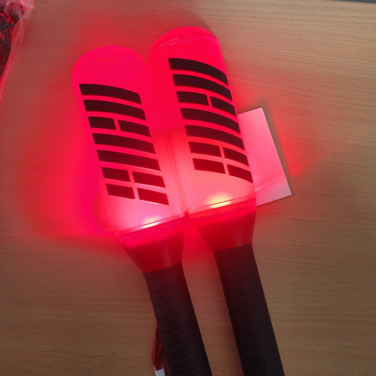 ikonpoca's tweet photo. iKON 응원봉 일본 콘배트 양도
총 수량 2개 
1. 작년 10월 일콘에서 구매한것이고 그 이후로 사용x  3.5
2. 6월 콘에서 사용하려고 구매 건전지 뚜껑부분 좀 헐렁해서 고정 필요, 불빛 조금 약함 1.0

콘서트 직거래 가능 공방 직거래 가능 대여X
디엠o멘션o
#iKON #콘배트 #아이콘 https://t.co/uiwMCK0YWQ