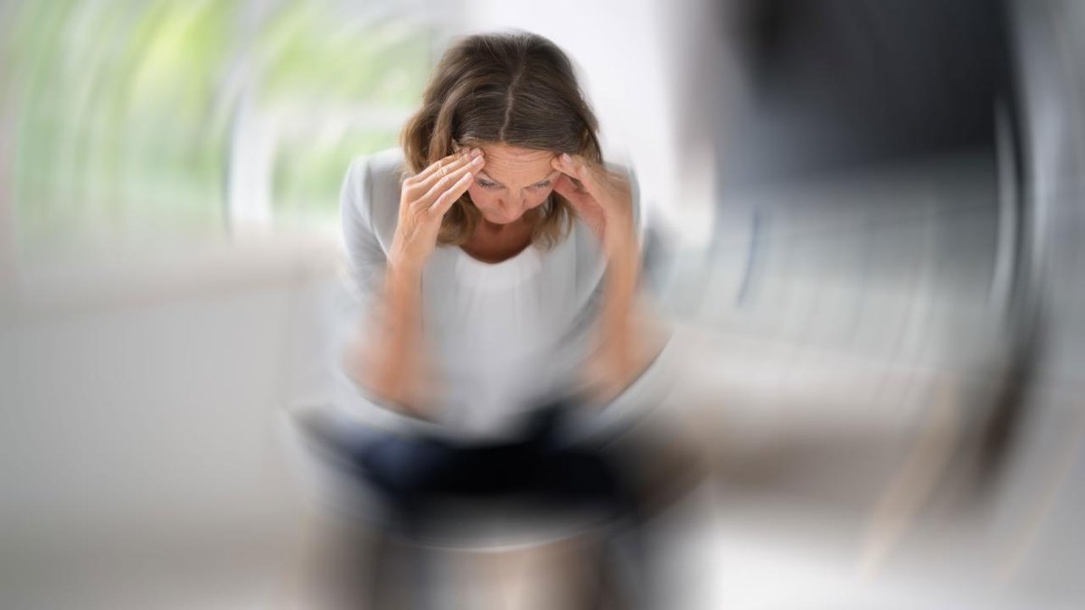 Baş dönmesi, yerin ayağın altında kayma hissi…

Deprem sonrası görülme sıklığı artan vertigo, hayat kalitesini düşüren bir sorun. Çözümü içinse nedeninin doğru tespit edilmesi gerekiyor.

trthaber.com/haber/saglik/b…