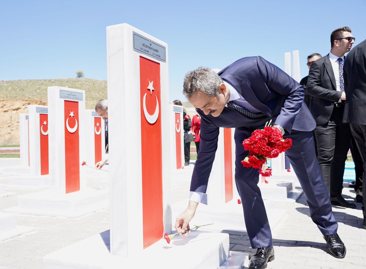 tcmeb's tweet photo. Bakanımız @prof_mahmutozer,  Keçiören’deki Öğretmen Hatıra Ormanı’nda depremde hayatını kaybeden öğretmen ve eğitim neferleri anısına yapılan anıtın açılış törenine katıldı.

👉https://t.co/qsEIHfSvSG https://t.co/VzRszQNfOD