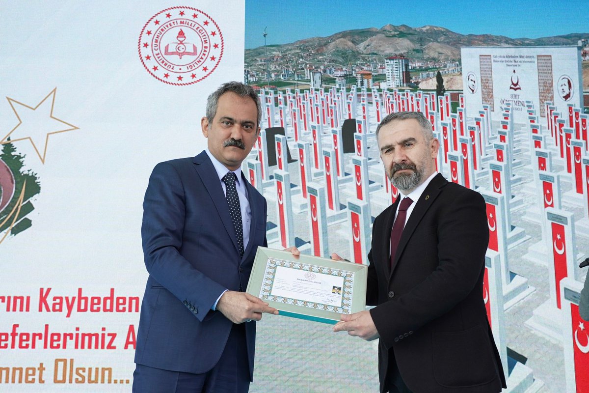 tcmeb's tweet photo. Bakanımız @prof_mahmutozer,  Keçiören’deki Öğretmen Hatıra Ormanı’nda depremde hayatını kaybeden öğretmen ve eğitim neferleri anısına yapılan anıtın açılış törenine katıldı.

👉https://t.co/qsEIHfSvSG https://t.co/VzRszQNfOD