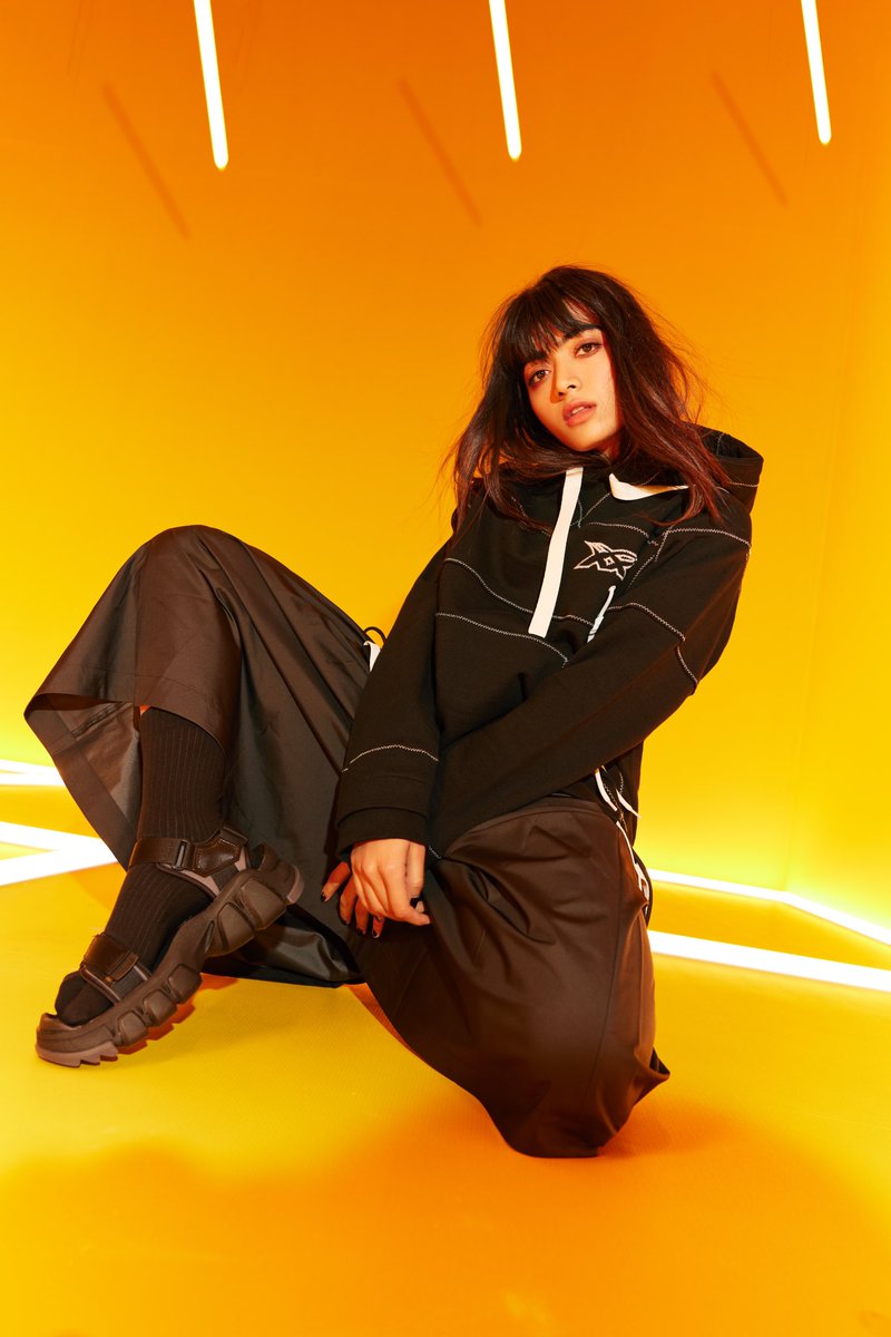 BenchMarkOffl's tweet photo. Did someone just say ‘cool breeze’? We heard you!! @iamRashmika giving a cool pose for the launch of Spring Summer Collection 2023 by Onitsuka Tiger
Which look of hers is your favourite?
#rashmikamandanna #onitsukatiger #benchmarktalent https://t.co/45KjWuvwwe