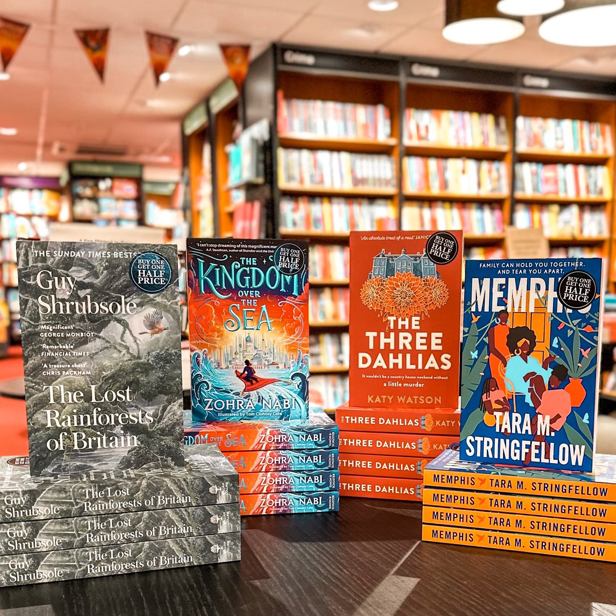 A new month means a new crop of books of the month and, as always, they’re buy one get one half price!

#bookstagram #waterstonesnorthallerton #northallerton #bookshop #lovenorthallerton #waterstones #memphis #thelostrainforestsofbritain #thekingdomoverthesea #thethreedahlias