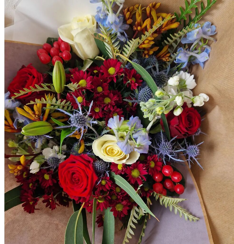 LisaDrinkwaterFlowers tweet media