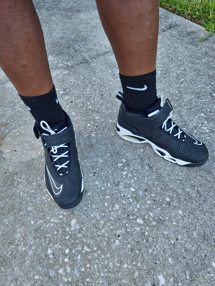 Tykicks813's tweet photo. One of my Grails that's not a Jordan. All I'm missing is the Dunks. I think I posted these before I honestly don't pay attention lol. Happy Tuesday. #Nike #Griffey #YourSneakersAreDope #SNKRS #SnkrsLiveHeatingUp #WDYWT #Grail https://t.co/R64iZ65gjE