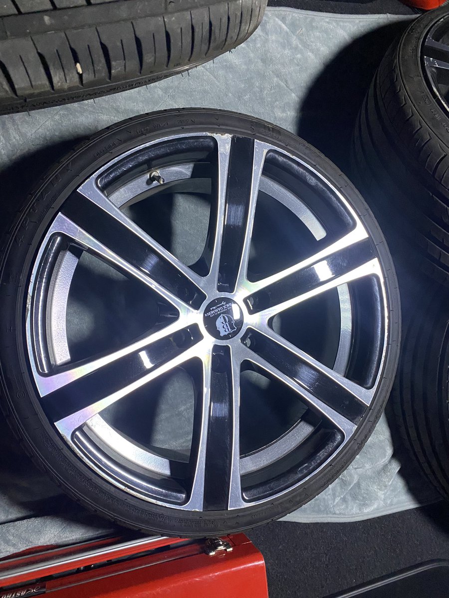 35oxVSDB7Vbasic's tweet photo. ハイエースのホイール売りまーす。

レガンスのバックギャモン20インチ
225/35r20
タイヤの溝は個人的にはまだまだ問題ない。

引き取り限定6万円 https://t.co/FDsnuZ3ZXL