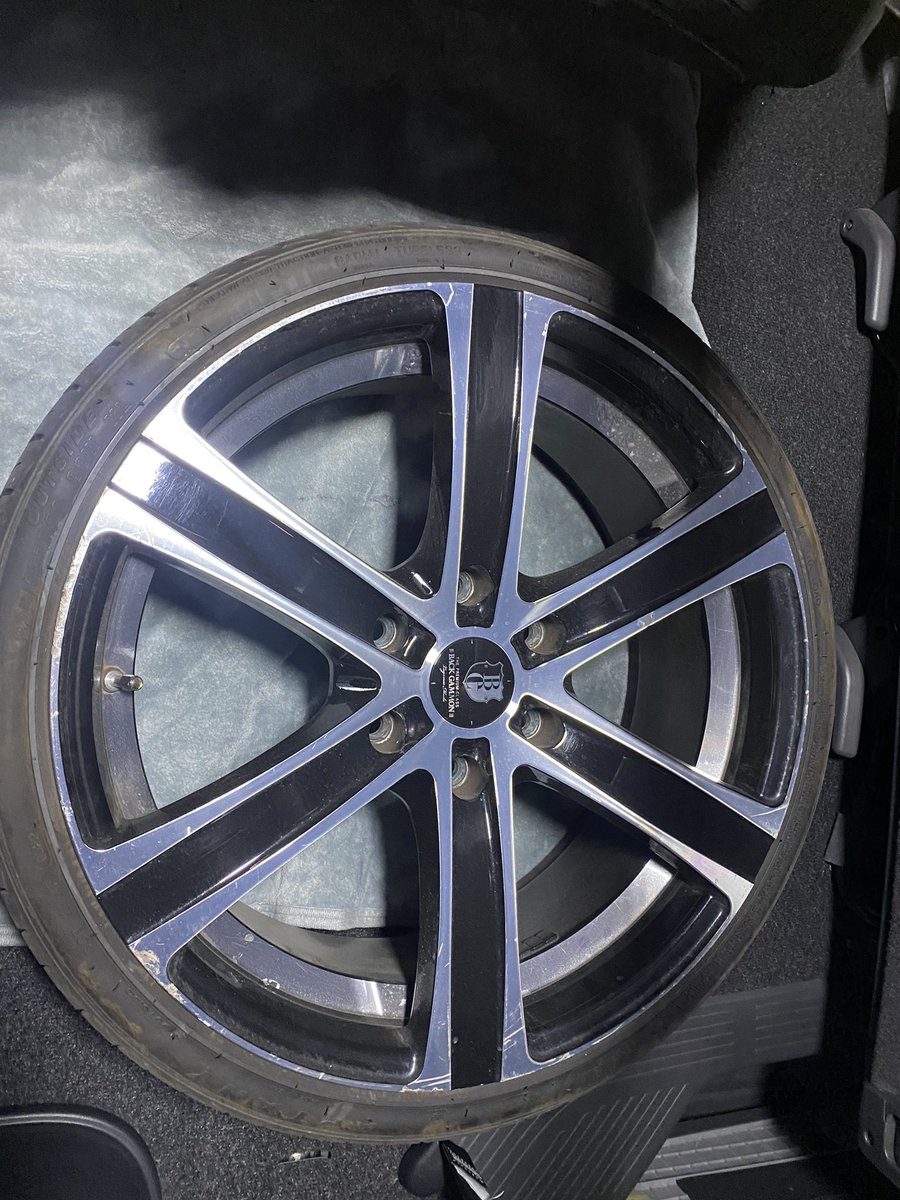 35oxVSDB7Vbasic's tweet photo. ハイエースのホイール売りまーす。

レガンスのバックギャモン20インチ
225/35r20
タイヤの溝は個人的にはまだまだ問題ない。

引き取り限定6万円 https://t.co/FDsnuZ3ZXL