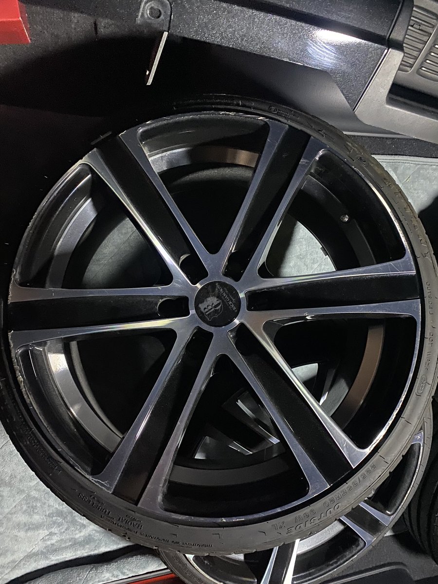 35oxVSDB7Vbasic's tweet photo. ハイエースのホイール売りまーす。

レガンスのバックギャモン20インチ
225/35r20
タイヤの溝は個人的にはまだまだ問題ない。

引き取り限定6万円 https://t.co/FDsnuZ3ZXL