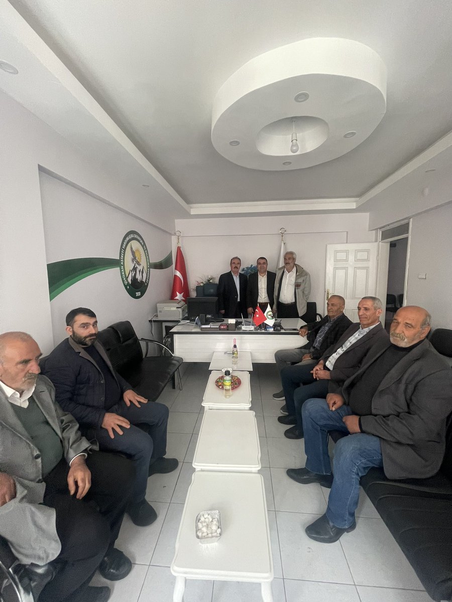 seyitahmetgunn's tweet photo. Mensubu olduğum ŞÜKRAN AŞİRETİ YARDIMLAŞMA ve DAYANIŞMA KALKINMA DERNEĞİ'mizin BİNGÖL merkezimiz olan BİNGÖL ŞÜKRAN AŞİRETİ Dernek başkanımız sayın ERDOĞAN BAYAR ve yönetimini ziyarette bulunduk. Nazik misafirperverliğinden dolayı teşekkür ederiz. GÜN BİRLİK VE BERABERLİK GÜNÜDÜR https://t.co/OFGFXDOO7I