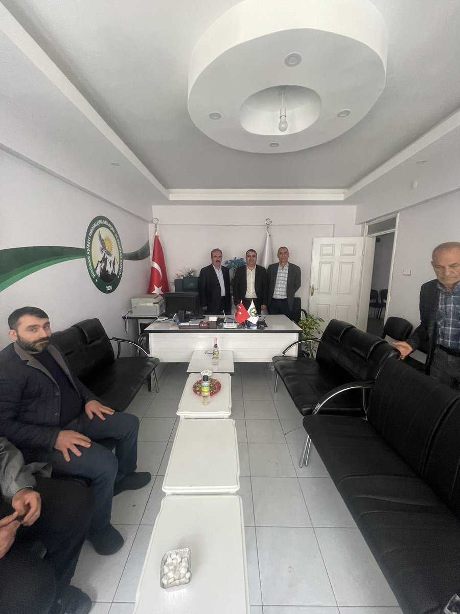 seyitahmetgunn's tweet photo. Mensubu olduğum ŞÜKRAN AŞİRETİ YARDIMLAŞMA ve DAYANIŞMA KALKINMA DERNEĞİ'mizin BİNGÖL merkezimiz olan BİNGÖL ŞÜKRAN AŞİRETİ Dernek başkanımız sayın ERDOĞAN BAYAR ve yönetimini ziyarette bulunduk. Nazik misafirperverliğinden dolayı teşekkür ederiz. GÜN BİRLİK VE BERABERLİK GÜNÜDÜR https://t.co/OFGFXDOO7I