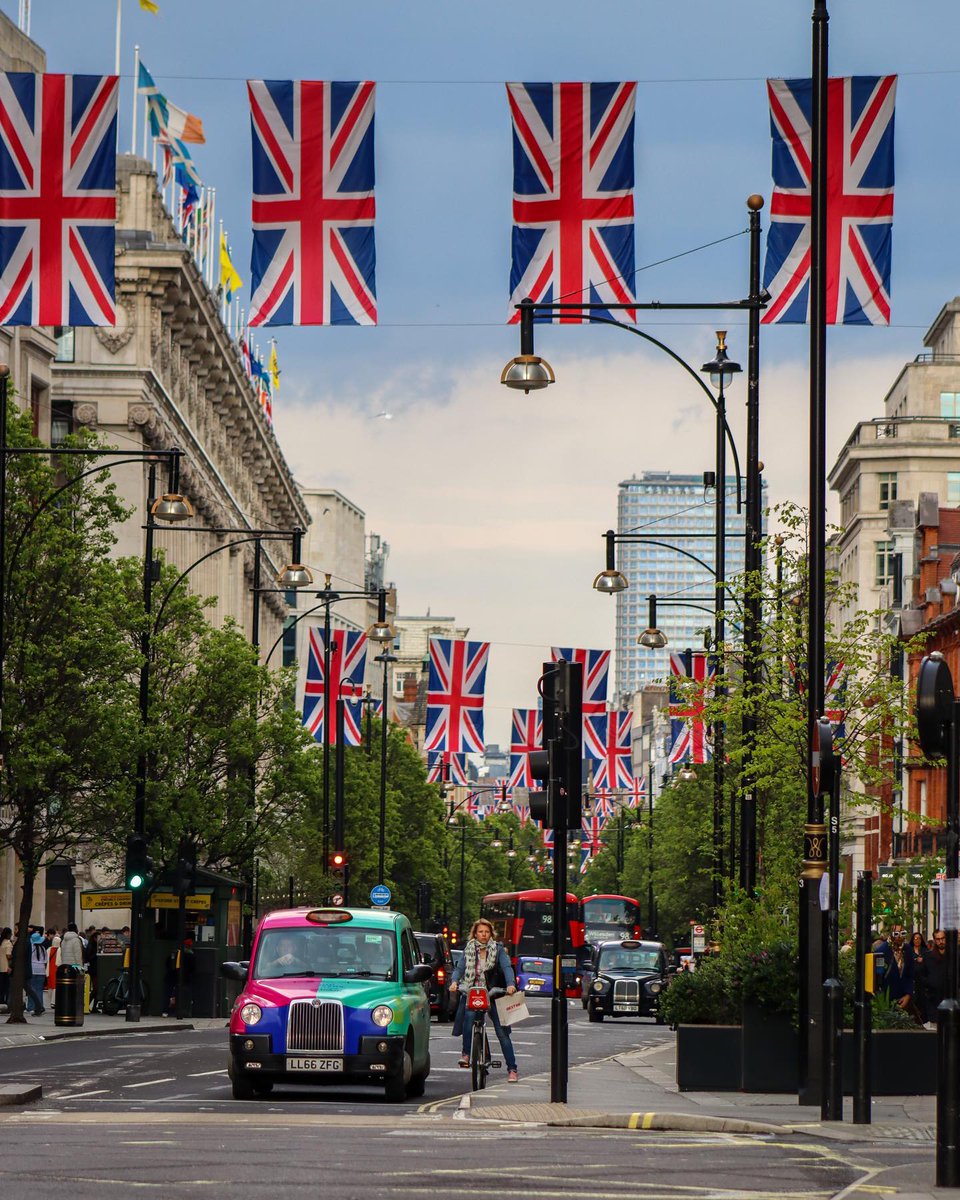 Oxford Street is dressed for a royal occasion🇬🇧 [📸 @lifethroughalens.__] #LetsDoLondon #VisitLondon bit.ly/3oOauHZ