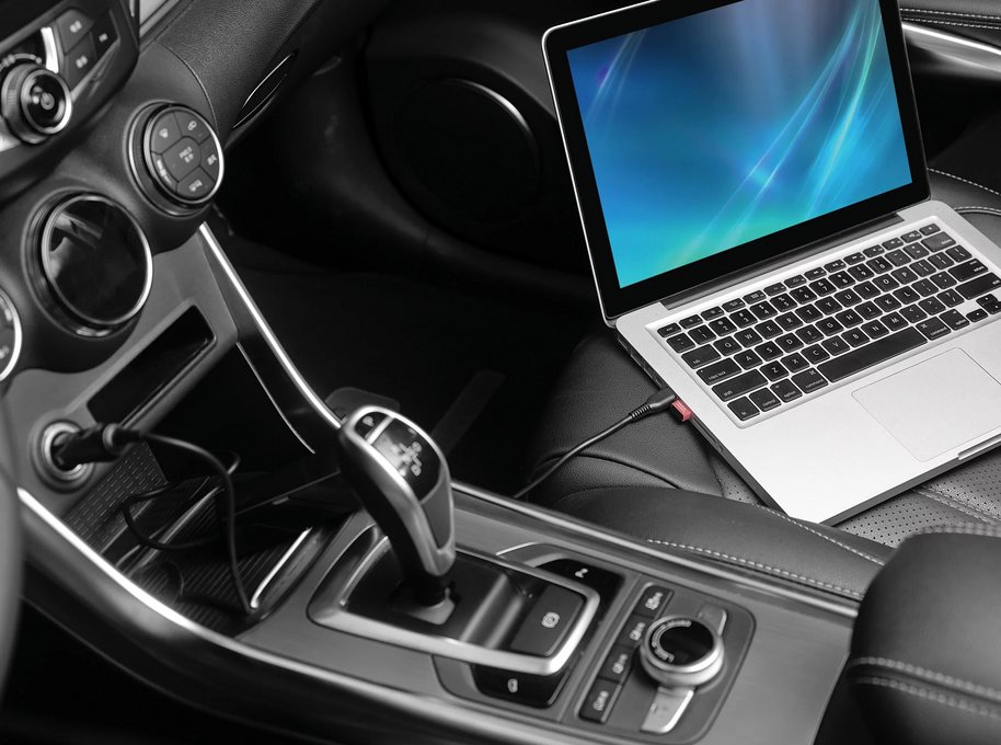 3P_GmbH's tweet photo. Das Handy mag voll geladen sein, der Laptop nicht. Ein Ladegerät für Laptops im Auto? Ja, das @Sandberg_it  ist ein Laptop-Ladegerät für den 12 V Steckplatz im Auto bzw. 24 V Anlage im LKW. Dieses Ladegerät bringt bis zu 100 Watt Ausgangsleistung, genug für die meisten Laptops. https://t.co/tcFn0PwUnw