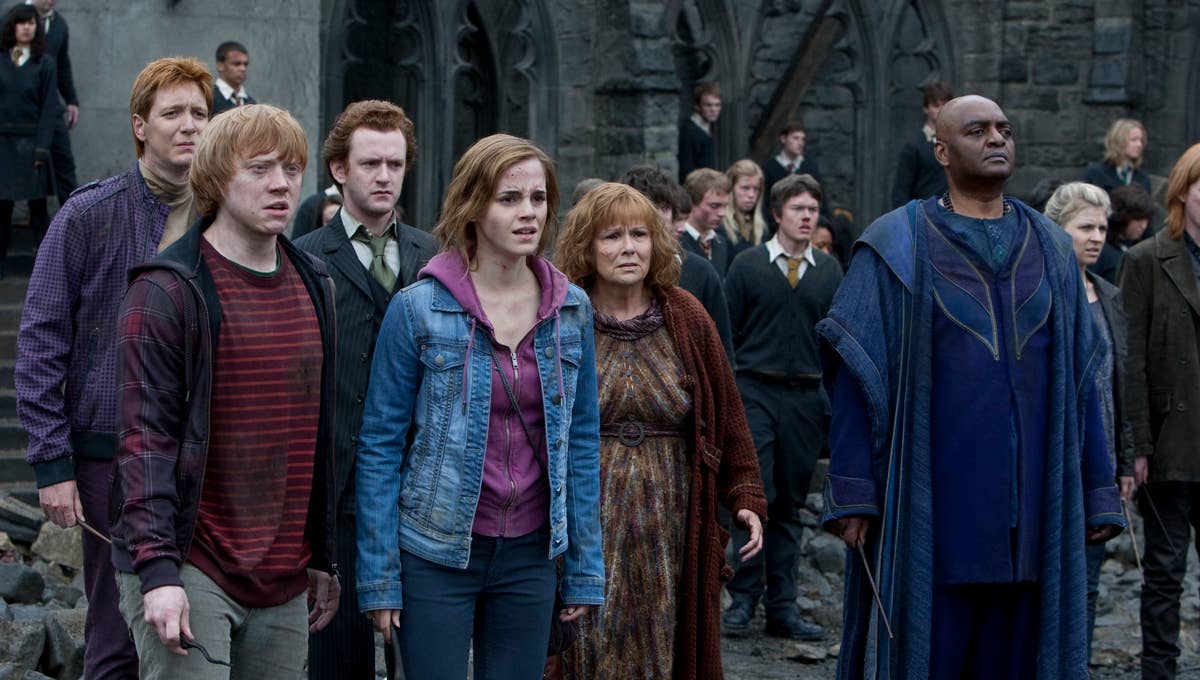Hogwartssite's tweet photo. Hoy se cumplen 25 años de la Batalla de Hogwarts del 2 de mayo de 1998. Varitas al cielo⚡ https://t.co/BkPAE8Q21l