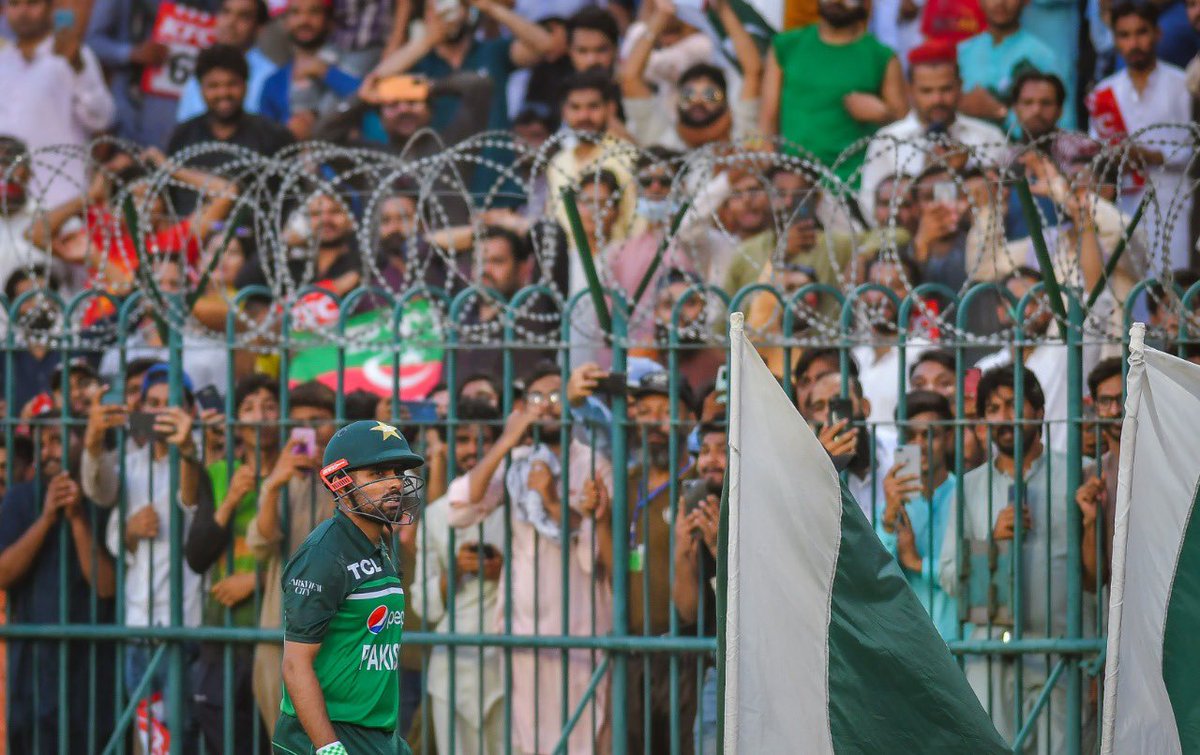 No ego,
No attitude,
No sledging,
No disrespect,
No controversies.

- Let his bat do the talking. So good on and off the field, my captian is clear of everyone － Just King Things 👑 #BabarAzam𓃵