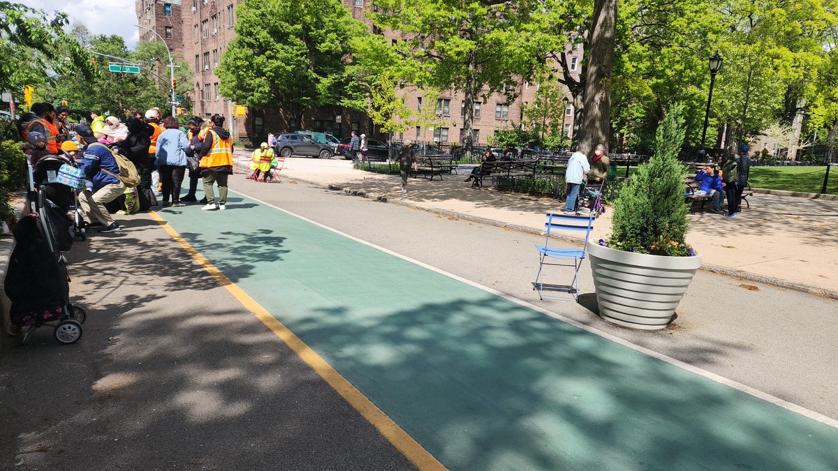 89stUnidos's tweet photo. Our neighbors are struggling & need food on the table.We're alarmed @#LaJornadaNYC DECISION to ABRUPTLY cut✂️ food donations 2 the #JacksonHeights pantry run by Lcl nonprofit CCSO -CommunityCenterServicesOrg by #TraversPark.Its CRUEL 2make 200+fams wait for no food 2WKs in a row. https://t.co/SmYg9JYwfH