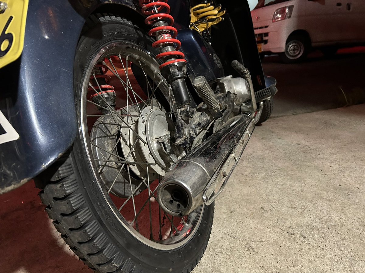 soracchi_s's tweet image. タイヤ交換andレッグシールド交換からの〜カブ友さんのタイヤ交換。
前回と同じディーストーンです。思っていたより柔らかいタイヤでした。下駄山なので中心に溝が無いのが悪路で心配ですが何km走れるかな？
#スーパーカブ
#Deestone
#D974