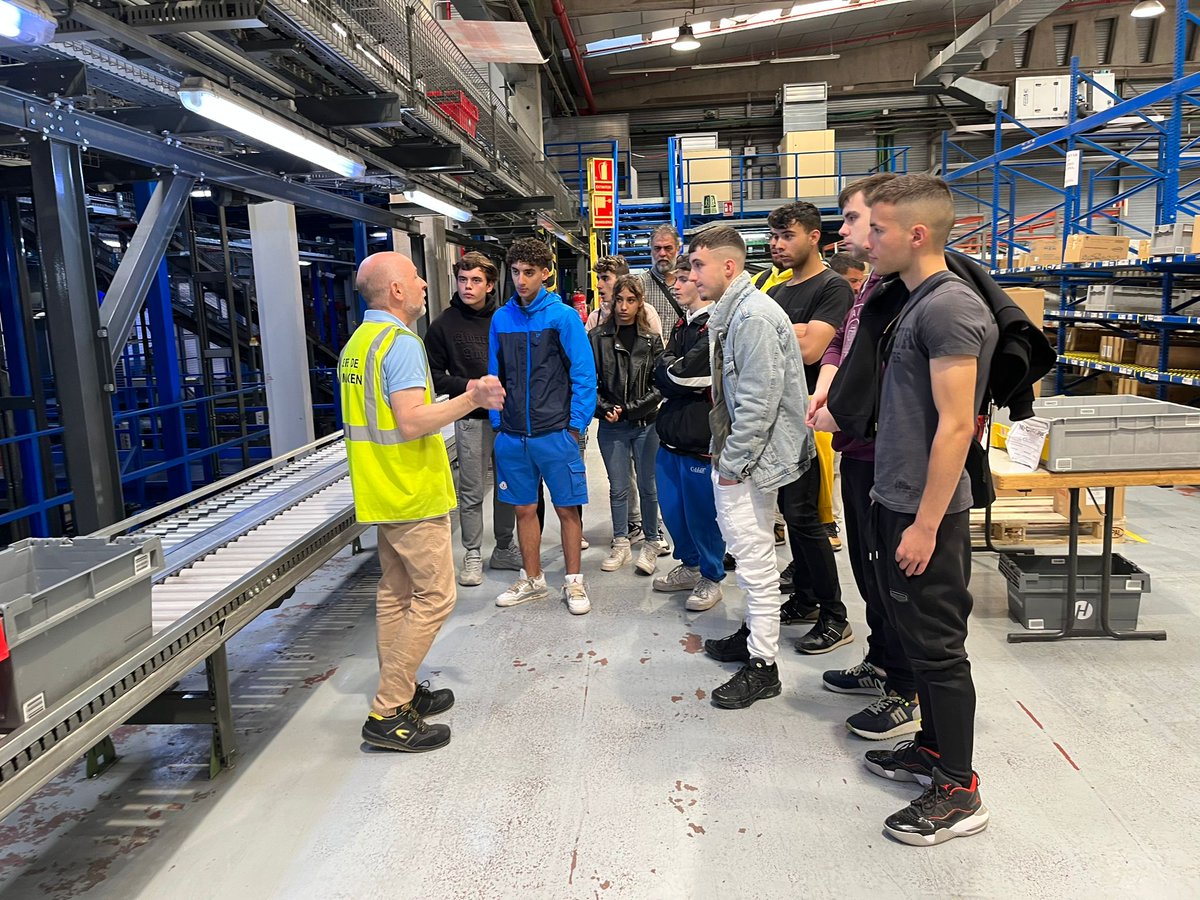 Ocupacio_MdR's tweet photo. 🎓L'alumnat del #ProjecteSingulars Jove al Baix impulsa't!, ha visitat les instal·lacions de la cooperativa de distribució farmacèutica @GrupoHEFAME_es, on han pogut veure com s'organitza el magatzem per poder fer 4 repartiments al dia
#ocupació #orientació #formació #MolinsdeRei https://t.co/7lfWTBIweO