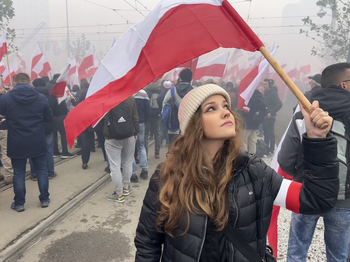 “Powiewa flaga, gdy wiatr się zerwie.
A na tej fladze jest biel i czerwień.
Czerwień to miłość, biel serce czyste.
Piękne są nasze barwy ojczyste.” 
🇵🇱
#DzieńFlagi