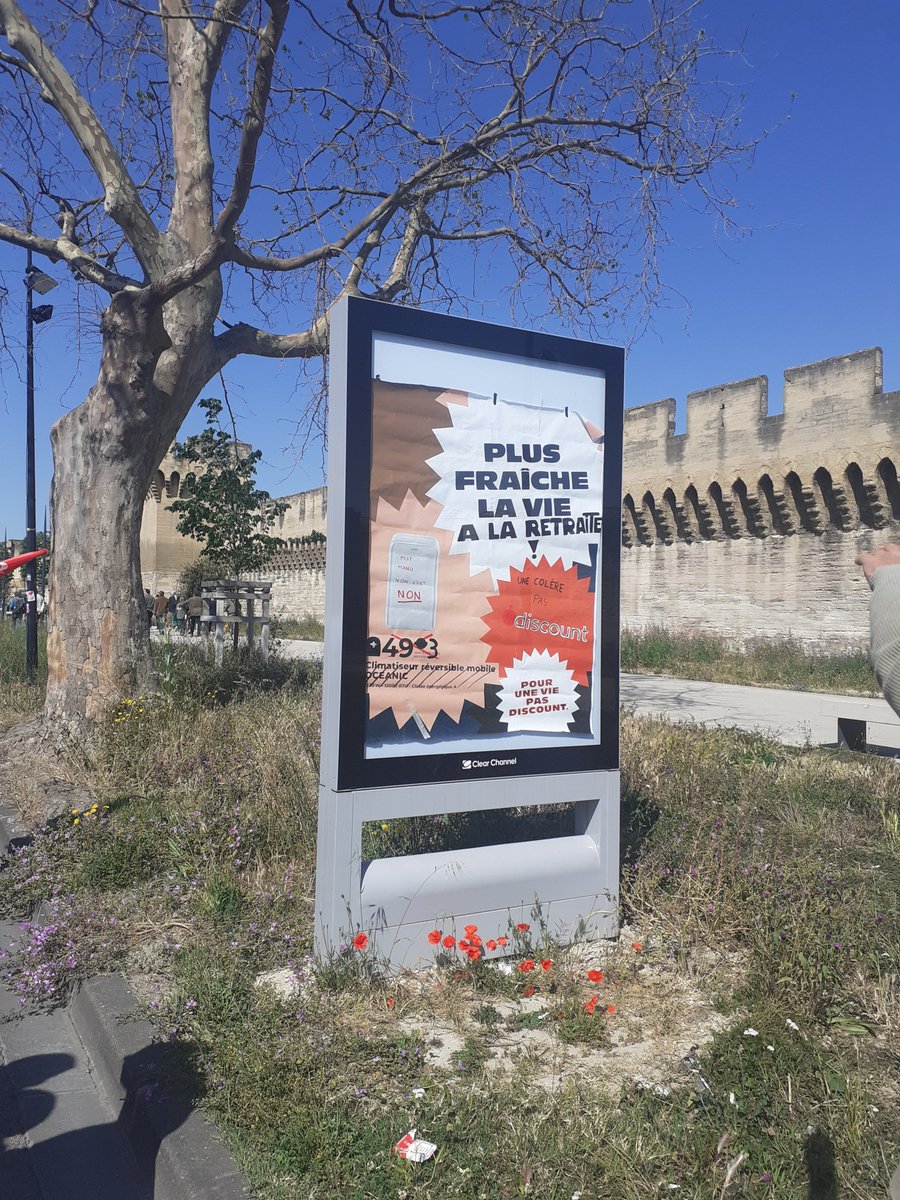 Petit détournement de circonstance des panneaux publicitaires d'Avignon 😁

#manifestation #1erMai #ReformeDesRetraites #MacronDemission #OnNenPeutPlus #greve2mai