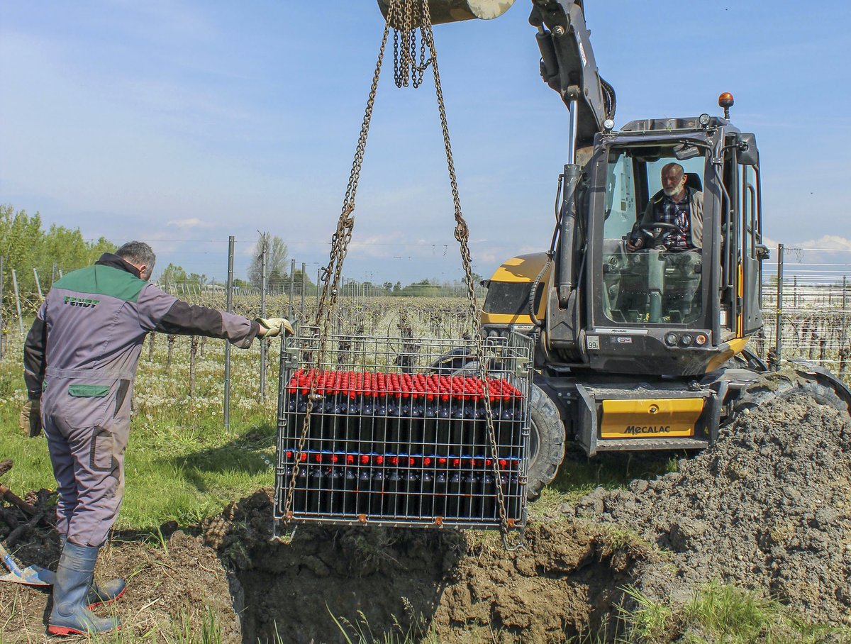 staff_M_Fedriga's tweet photo. Dopo il prosecco sottomarino, arriva il #refosco che resta un anno a decantare sotto terra.
Buio, silenzio e temperatura stabile: sono gli ingredienti di quest'idea ambiziosa, nata dall’intraprendenza della cantina Vini Ramuscello
>> https://t.co/txvgwl8prm
