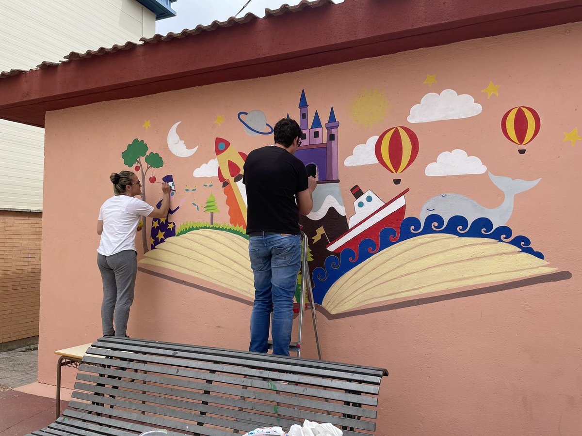 ceipseveriano's tweet photo. Igualmente, agradecer a Elizabeth García Brito, por no dudar en ponerse manos a la obra a colaborar en dar color al mural.
Nuestra semana cultural pone el broche con la presentación del banco de lectura en el patio.
👧👦👧🏽👦👦🏼 🧒🏻
#ceipseverianomonte #curso22-23 #colemolon https://t.co/Gbb4DG9axn