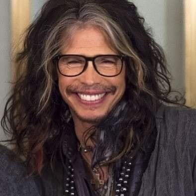 Luizdebutecos's tweet photo. Em 1984, Steven Tyler, vocalista do Aerosmith, ouviu uma música antiga de sua banda na rádio e não sabia que a tal música era sua, devido à perda da memória após anos de uso de drogas. Steven Tyler, então, sugeriu ao resto de sua banda que fizessem uma v… https://t.co/8qbClcOGNL https://t.co/mhfD3jdswO