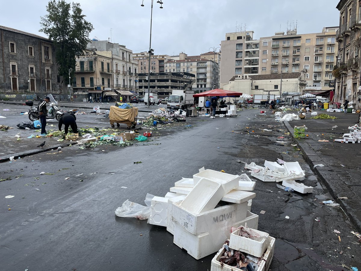 jpcled's tweet photo. @LesMotsRares Fin du marché à Catane https://t.co/eOPtujfGDP