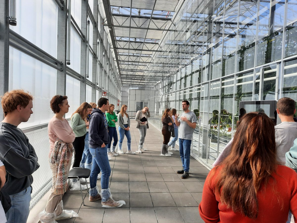 De voorbije weken kwamen heel wat studenten van onder andere @KULeuven, @ugent en @SintLod Brugge op bezoek in Agrotopia. Onze onderzoekers vertelden met veel enthousiasme over het onderzoek en de vele innovaties in de dakserre. inagro.be/bezoek-agrotop…