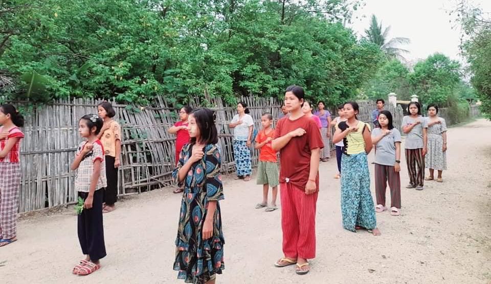 KYITHAR95368969's tweet photo. Activist residents from a village of eastern #Yinmarbin Twp, #Sagaing Region, regularly joined demonstration to eliminate the #MilitaryDictatorship on May2.

#LegalizationOfNUG                
#2023May2Coup       
#WhatsHappeningInMyanmar https://t.co/wa4wqyzZTe
