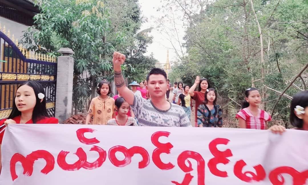 KYITHAR95368969's tweet photo. Activist residents from a village of eastern #Yinmarbin Twp, #Sagaing Region, regularly joined demonstration to eliminate the #MilitaryDictatorship on May2.

#LegalizationOfNUG                
#2023May2Coup       
#WhatsHappeningInMyanmar https://t.co/wa4wqyzZTe