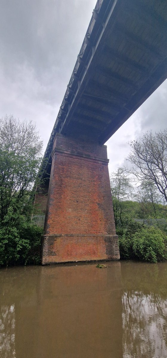 #bridge24 on the #Oxfordcanal single track road bridge, I would have taken a look up there, but today it was being used by a Network Rail works team.
#kayaking #ukcanals