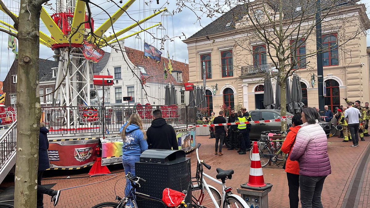 112Steenwijk's tweet photo. De brandweer van Steenwijk is ter plaatse aan de Markt in Steenwijk waar korte tijd een brandje was in een kermisattractie, deze is geblust door de medewerker. De situatie is onder controle. https://t.co/APMSiay86e