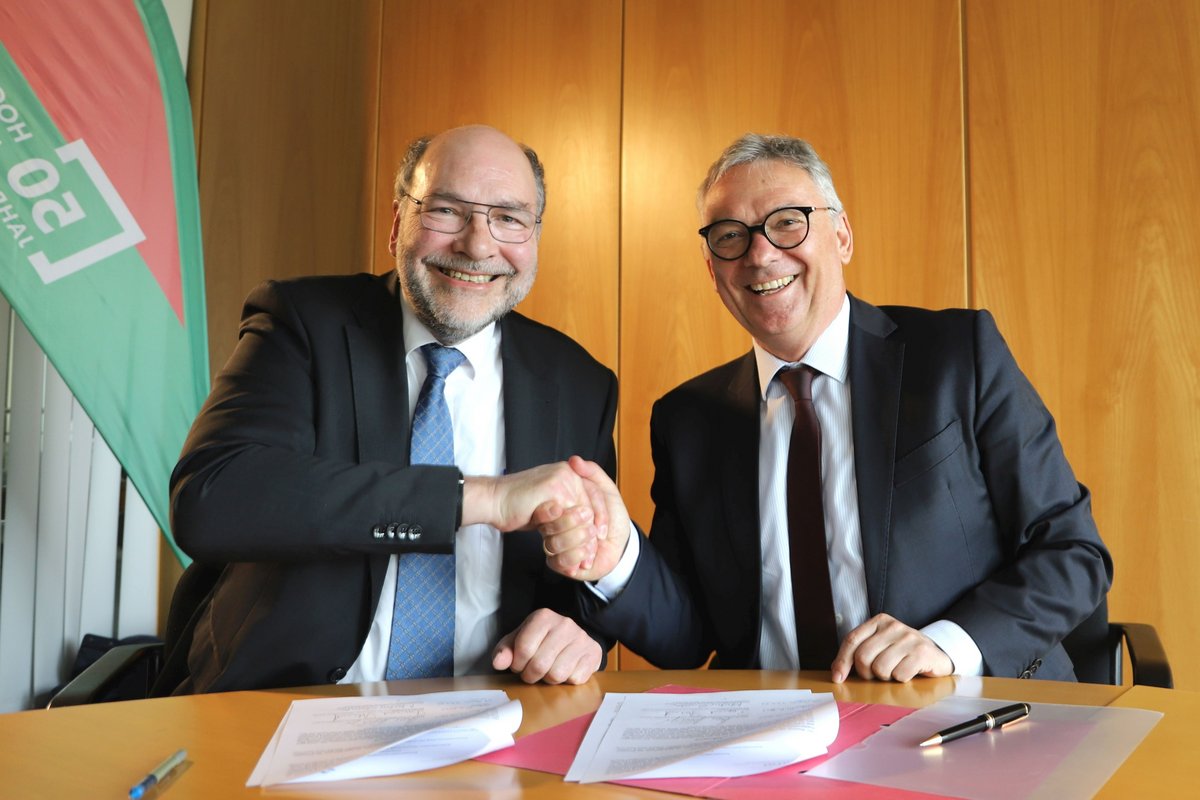 KatHONRW's tweet photo. Eine klare Orientierung für promotionsinteressierte Nachwuchswissenschaftler_innen verspricht Prof. Dr. Martin Sternberg, Vorsitzender des #Promotionskolleg NRW, als er mit #katho Rektor Hans Hobelsberger (l.) Details der Zusammenarbeit vereinbarte 👉 https://t.co/HtXtJ0qEAZ https://t.co/1imzG8vycX