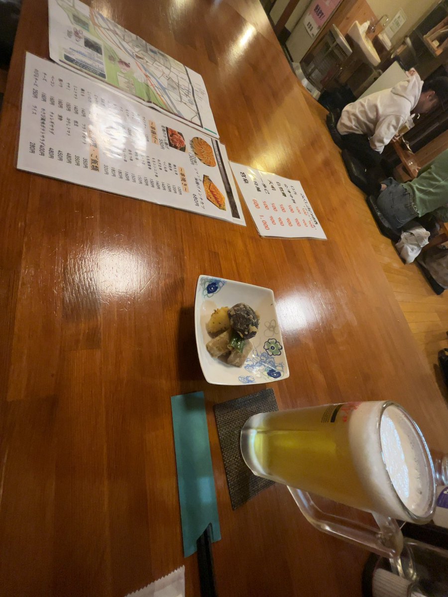 obebebebebebeb's tweet photo. 取り敢えず温泉街の居酒屋に適当に入ったらカウンターいっぱいで1番でかいテーブルに1人で通された。。。
自分はVIPなんだと、周りの団体客と二度と会うことはないんだと奮い立たしてビールおかわり。
#地獄 https://t.co/7lr7D4gtQj