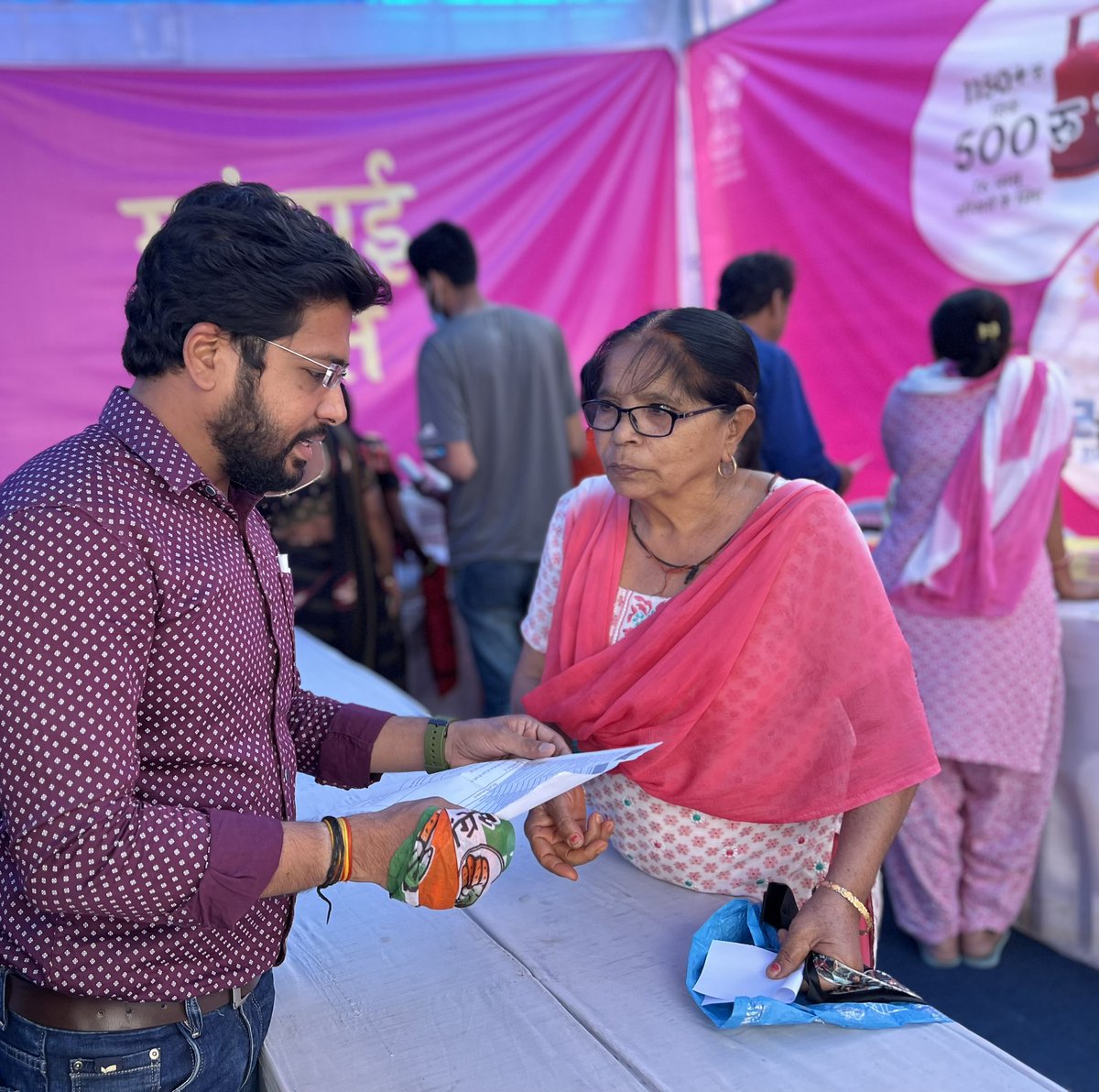 AmitINC_'s tweet photo. महंगाई राहत कैम्प में मिल रही है सभी को राहत भरी मुस्कान।
#MehngaiRaahatCamp #udaipur
#Hiran_magri #ward30
@PParashar60 @INCRajasthan https://t.co/fIYISPMo04