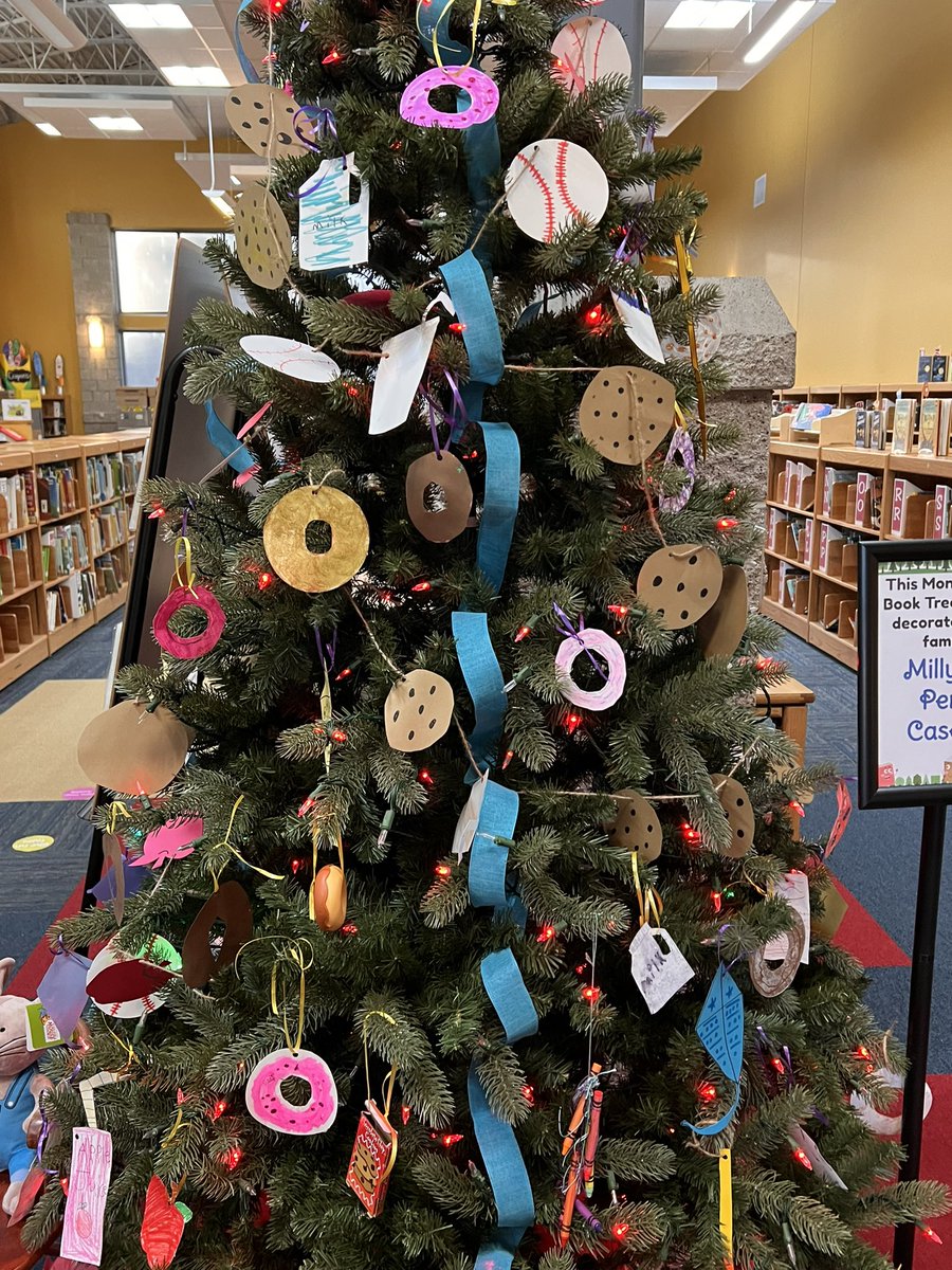 ashleymcveyMRS's tweet photo. May’s Storybook Tree is absolutely fabulous!  It’s based upon the book “If You Give a Mouse a Cookie”. There’s even a guessing game and raffle to go with it!   This is has been so fun to watch this tree transform each month to new books. @MillsRiverSch #THEPlacetobe https://t.co/Xq62yC0rBO
