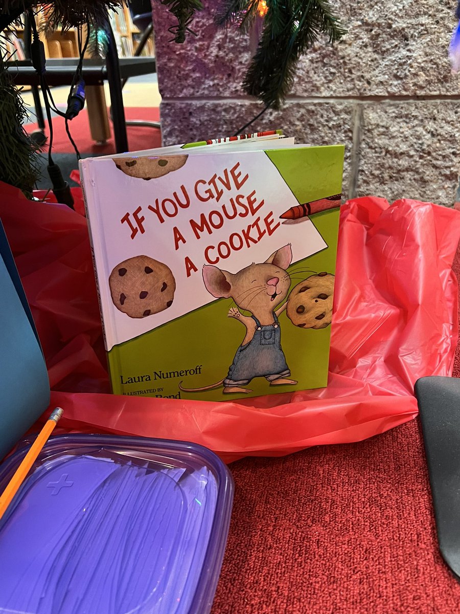 ashleymcveyMRS's tweet photo. May’s Storybook Tree is absolutely fabulous!  It’s based upon the book “If You Give a Mouse a Cookie”. There’s even a guessing game and raffle to go with it!   This is has been so fun to watch this tree transform each month to new books. @MillsRiverSch #THEPlacetobe https://t.co/Xq62yC0rBO
